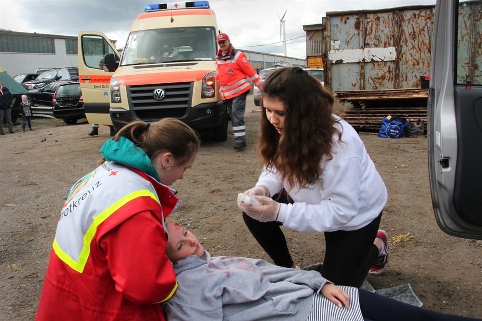 Die Jugendlichen mussten sich bis zum Eintreffen des Rettungsdienstes um die „Verletzten“ kümmern.