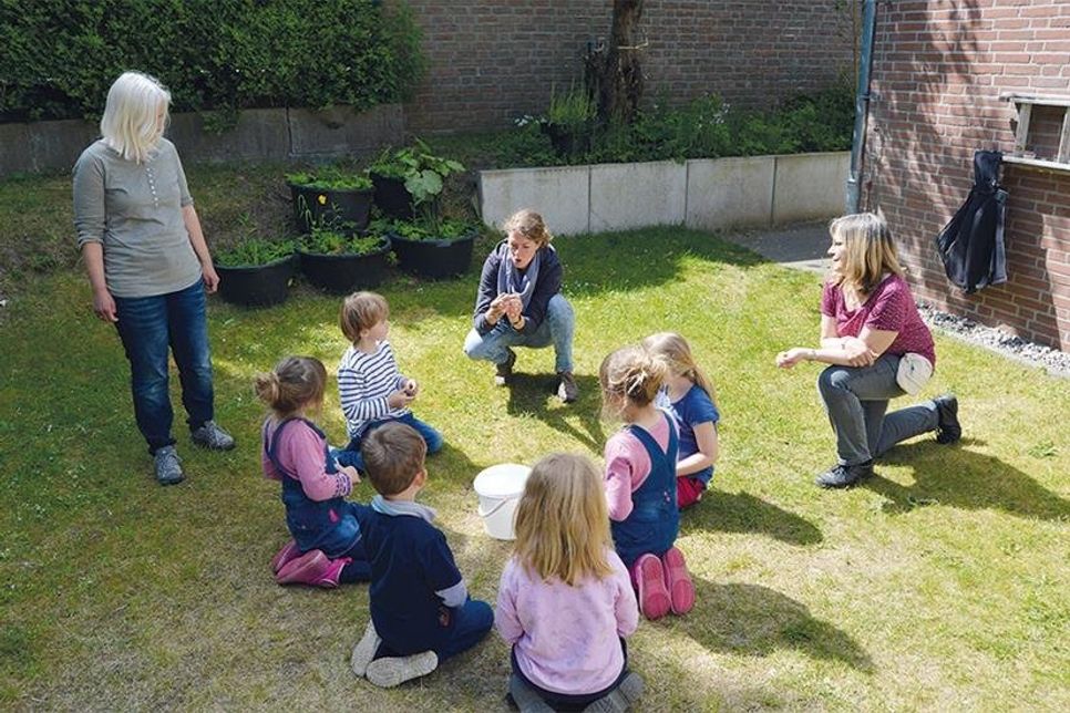 Stephanie Hönig (m.) vom Küchengarten Schloss Eutin erklärt einer Gruppe Vorschulkinder des Ev.-Luth. Kindergartens „Kleine Raupe“ in Pansdorf anhand verschiedener Kartoffelsorten, wie ein Küchengarten bewirtschaftet werden kann. Auch die Erzieherinnen Doris Gramkow (l.) und Katja Doll hören interessiert zu.