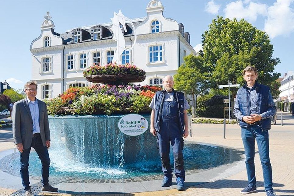 Freuen sich, dass es endlich wieder ein Blütenmeer vor dem Alten Rathaus in Timmendorfer Strand gibt: Tourismusdirektor Joachim Nitz, Sven Petersen, „Chefgärtner“ der Gemeinde  Timmendorfer Strand und Bürgermeister Robert Wagner.