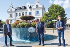 Freuen sich, dass es endlich wieder ein Blütenmeer vor dem Alten Rathaus in Timmendorfer Strand gibt: Tourismusdirektor Joachim Nitz, Sven Petersen, „Chefgärtner“ der Gemeinde  Timmendorfer Strand und Bürgermeister Robert Wagner.