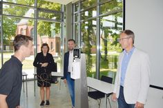 Nico Federsel (l.) aus dem Entwicklungsteam von „VisiConsult“ demonstriert vor seinem Chef Hajo Schulenburg (r.), Druckguss Service-Geschäftsführer André Dylon und Stockelsdorfs Bürgermeisterin Julia Samtleben, wie der Temperatur-Scan funktioniert.