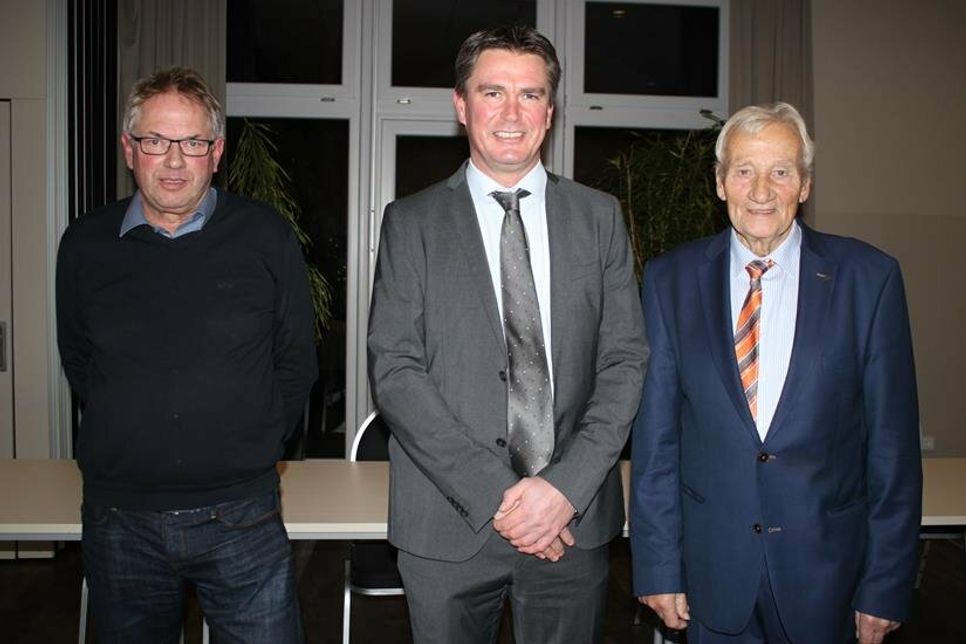 Der neue Bürgermeister Michael Robien (Mitte) mit Noch-Amtsinhaber Klaus Winter und Bürgervorsteher Rolf Schröder (re.).