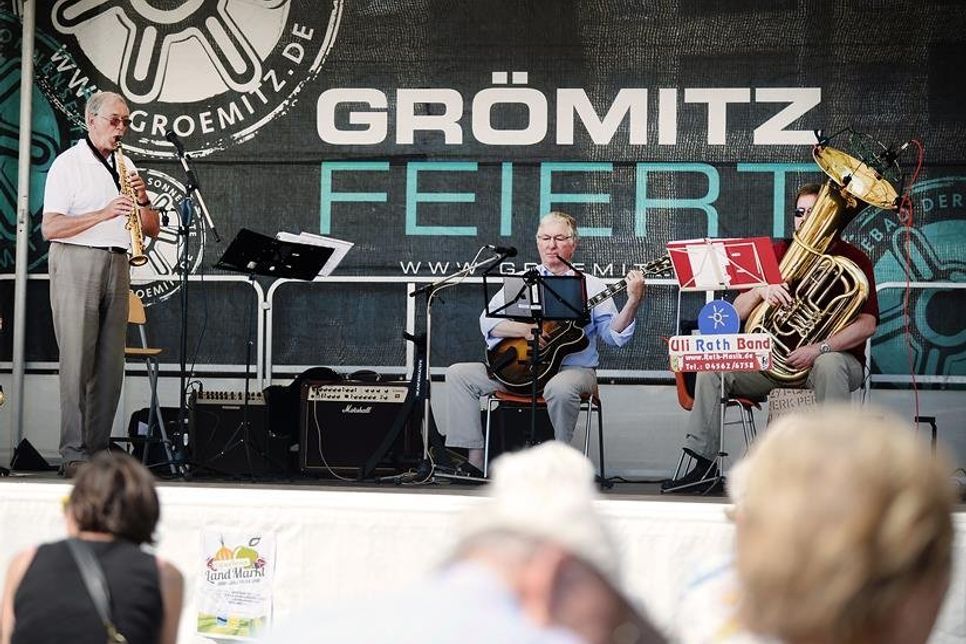 Das „Uli Rath Trio“ unterhält die Besucher mit Jazzmusik.