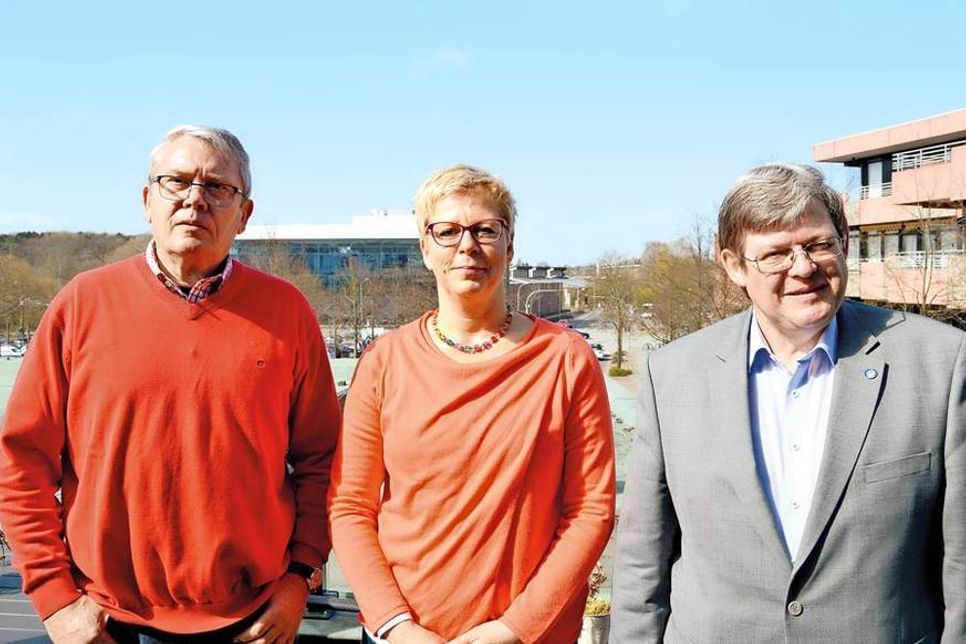 Wie man sich vor Trickbetrug, Wohnungseinbrüchen und anderen kriminellen Machenschaften schützt, wollen Sicherheitsberater Axel Gieseler (l.), Kirsten Beuck, Leiterin der Kripo Bad Schwartau, und Henning Beck vom Gemeinnützigen Bürgerverein Bad Schwartau am morgigen Donnerstagabend aufzeigen.