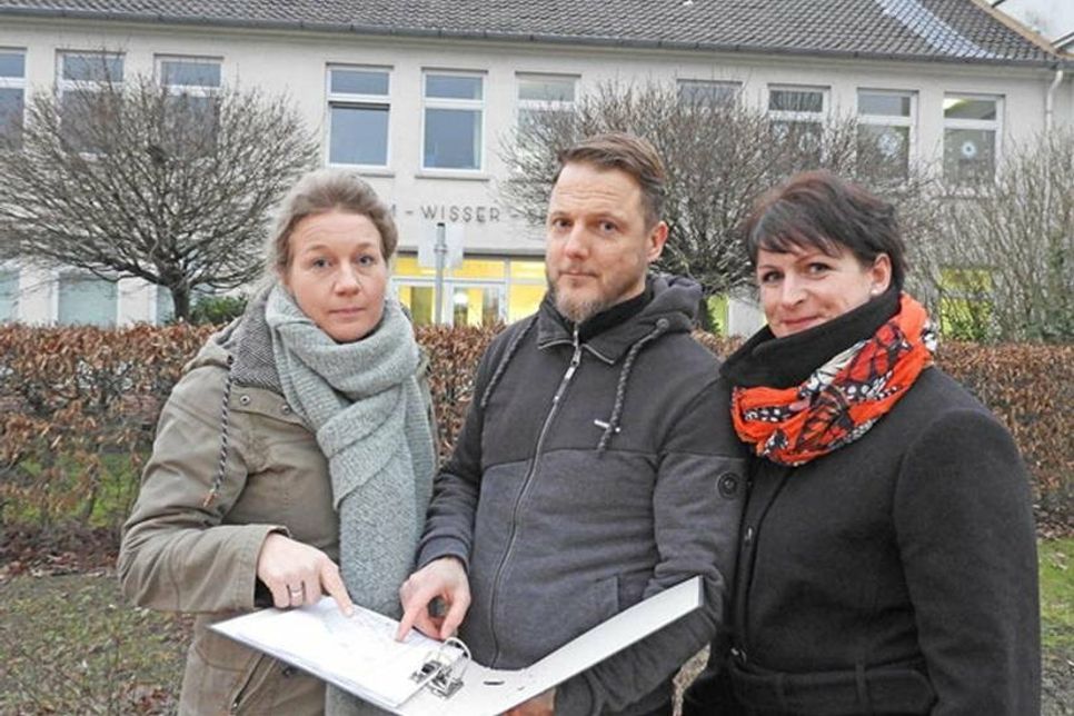Das Konzept für die geplante Erneuerung der Wilhelm-Wisser-Gemeinschaftsschule in der Elisabethstraße überzeugt den Schulelternbeirat nicht: Zu wenig Platz für die zu erwartende Schülerzahl und die Containerbeschulung während der Bauphase sind zwei ihrer Kritikpunkte. Ihr Vorschlag: Ein moderner Neubau hinter der der Gustav-Peters-Schule an der Blauen Lehmkuhle. Um das zu erreichen, prüfen Stefanie Preuß, Mirko Fähling und Sonja Wirges (v.re.) nun die Option eines Bürgerbegehrens.