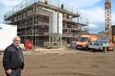 Stippvisite auf der Baustelle: Bürgermeister Heinrich Plön schaut nach dem Stand der Arbeiten.