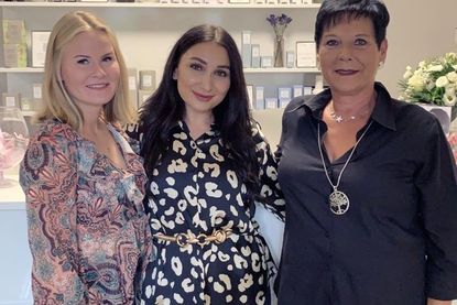 Inhaberin Marina Schlüter (Mitte) und Mitarbeiterin Carola Seubert (re.) freuen sich über die Verstärkung im Team durch Gina Freudenberg.