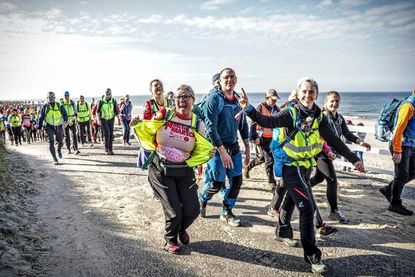 Die Teilnehmer müssen innerhalb von 12 Stunden 50 Kilometer zurücklegen.