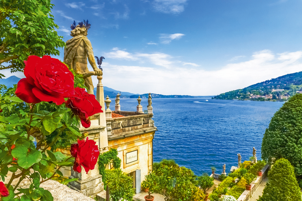 Der Blick vom Barockpalast auf die Isola Bella über den Lago Maggiore ist faszinierend. (Copyright: pure-life-pictures-Fotolia)
