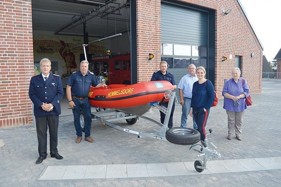 Fanden sich in kleiner Runde zur Einweihung des neuen Rettungsbootes zusammen: Stefan Schoenfeld (v.l.), stv. Gemeindewehrführer in Timmendorfer Strand, Hemmelsdorfs Ortswehrführer Frank Miersen und mit Stellvertreter Hendrik Wenske, Andreas Müller, 2. stellvertretender Bürgermeister, Bürgervorsteherin Anja Evers und Dorfvorsteherin Bärbel Rieger.
