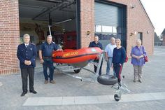 Fanden sich in kleiner Runde zur Einweihung des neuen Rettungsbootes zusammen: Stefan Schoenfeld (v.l.), stv. Gemeindewehrführer in Timmendorfer Strand, Hemmelsdorfs Ortswehrführer Frank Miersen und mit Stellvertreter Hendrik Wenske, Andreas Müller, 2. stellvertretender Bürgermeister, Bürgervorsteherin Anja Evers und Dorfvorsteherin Bärbel Rieger.