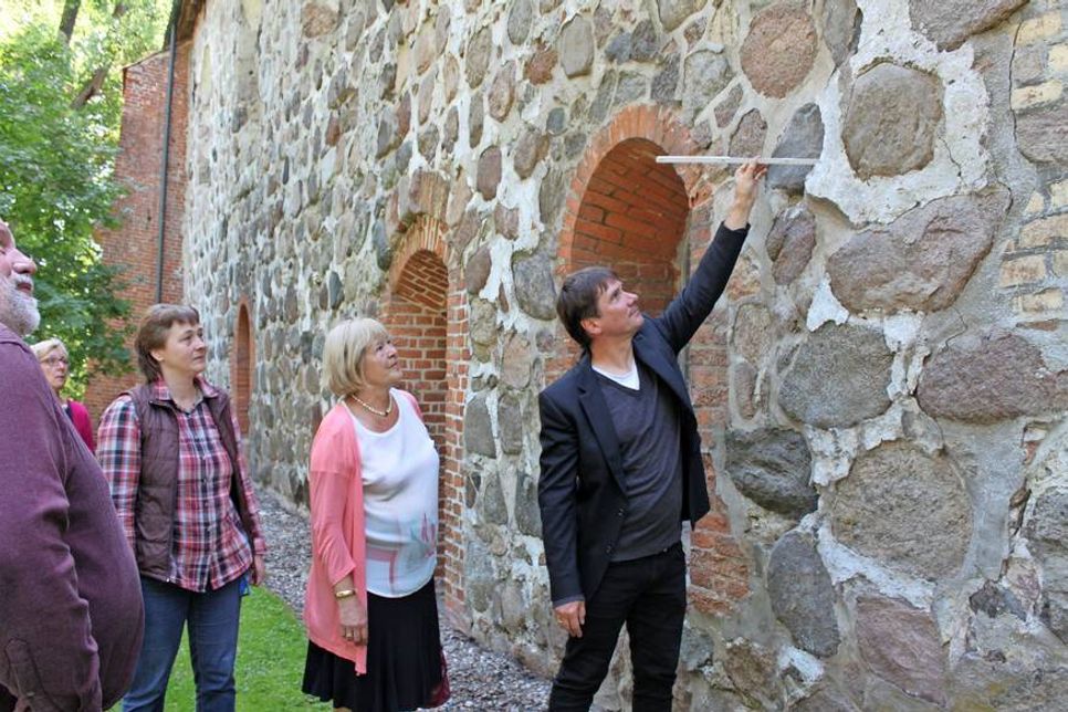 Bettina Hagedorn (Mi.) mit Architekt Matthias Höls und Küsterin Silke Rüting (lks.) bei der Bestandsaufnahme am vergangenen Montag.