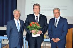 Bürgervorsteher Peter Nelle (CDU, links) und Bürgermeister Volker Owerien (parteilos) gratulieren Christian Dwars (CDU, Mitte) zur Wahl des stv. Bürgermeisters. (Foto: René Kleinschmidt)