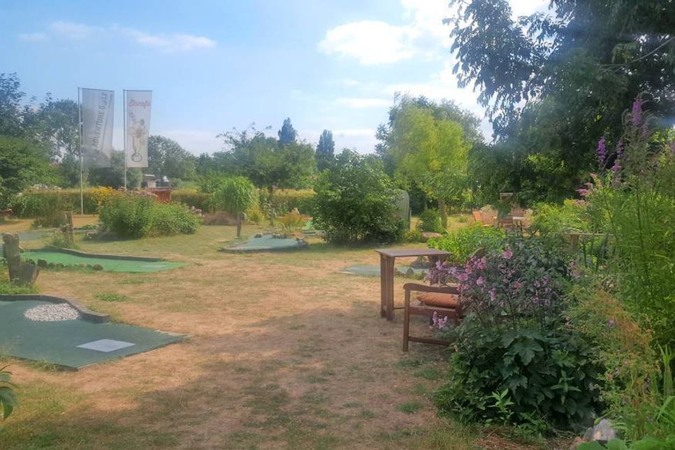 Die bezaubernde Minigolfanlage in einer wahren Gartenidylle.