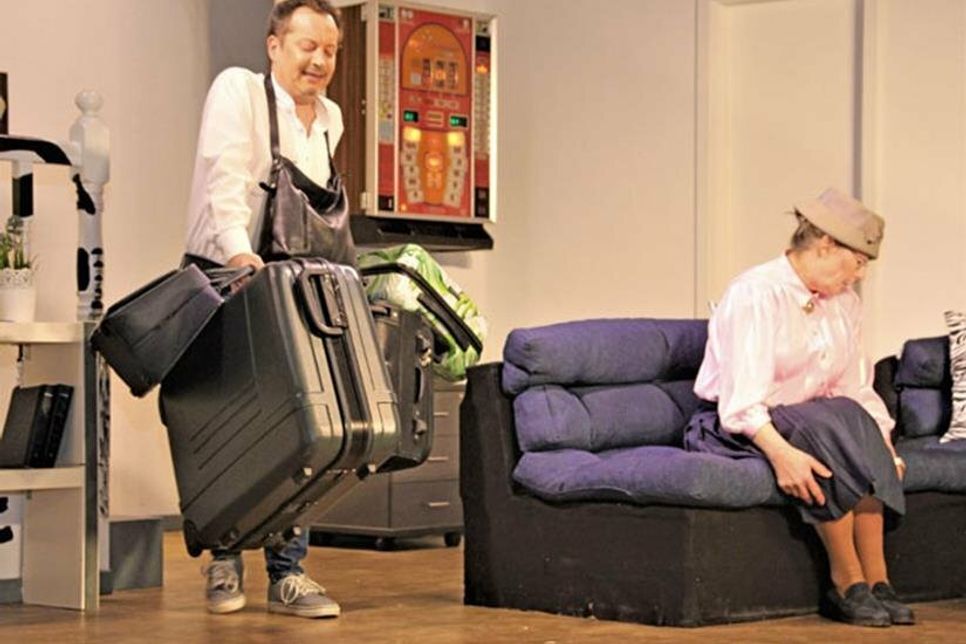 Karl Wendel (Marc Wiens) und Karls Tante Herta (Susanne Ruhberg)