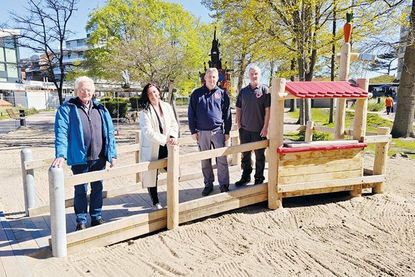 Freuen sich über die Fertigstellung des neuen Inklusionsspielgerätes (von links): Uwe Jahnke, Bettina Schäfer, Sebastian Levgrün und Rainer Dohms.