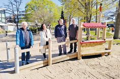 Freuen sich über die Fertigstellung des neuen Inklusionsspielgerätes (von links): Uwe Jahnke, Bettina Schäfer, Sebastian Levgrün und Rainer Dohms.