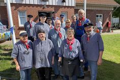 Die Neustädter Fischeramtsbrüder und -schwestern begrüßten ihre Besucher in traditionellem Fischerhemd und bester Stimmung.