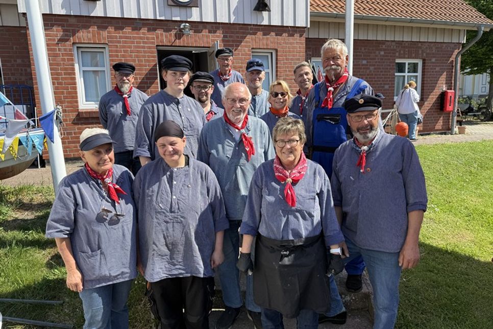 Die Neustädter Fischeramtsbrüder und -schwestern begrüßten ihre Besucher in traditionellem Fischerhemd und bester Stimmung.