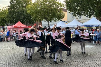 Die Gruppe Immergrün aus Kolbermoor war extra für das Wochenende angereist, um schon mal Festival-Laune zu verbreiten.