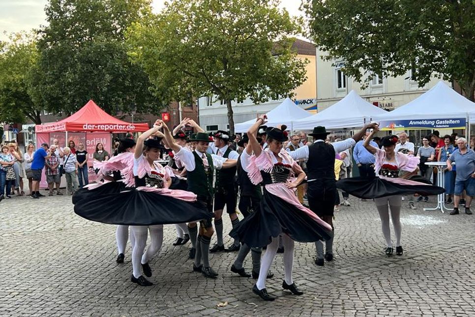 Die Gruppe Immergrün aus Kolbermoor war extra für das Wochenende angereist, um schon mal Festival-Laune zu verbreiten.