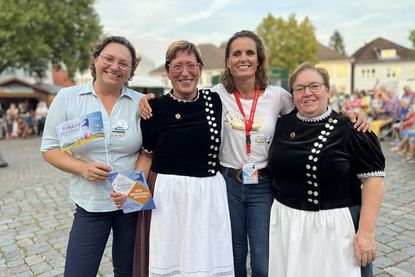 Die Mitglieder des Quartiersausschusses sorgen dafür, dass alle Trachtengäste im nächsten Jahr eine Unterkunft in einer Neustädter Familie bekommen (v. lks.): Agnes Herbst, Margit Giszas, Stephanie Hagen und Dorothee Kaschner.