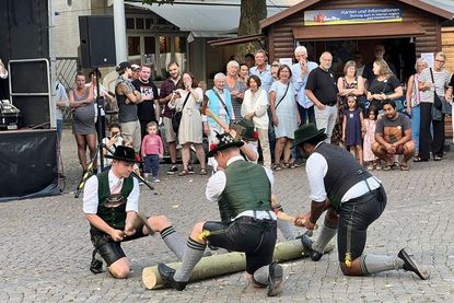 Ein beliebter Programmpunkt, den viele schon von den vergangenen Auftritten kennen: der „Holzhack-Schuhplattler“.