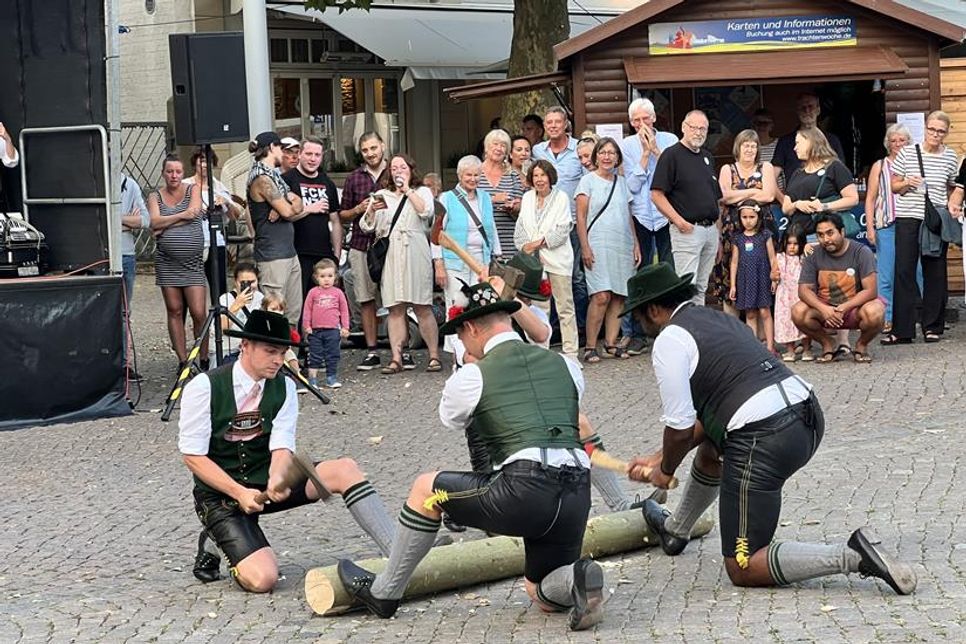 Ein beliebter Programmpunkt, den viele schon von den vergangenen Auftritten kennen: der „Holzhack-Schuhplattler“.