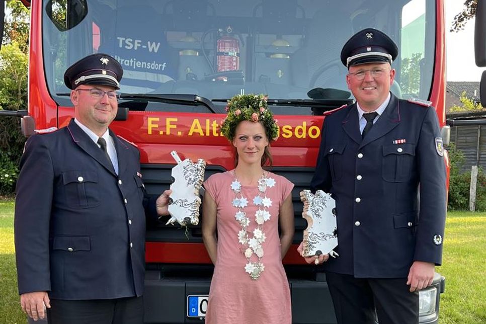 Gemeindewehrführer Riepsdorf Bastian Bendfeldt, Majestät Christin Vahlbruch, Ortswehrführer Altratjensdorf Andreas Piening (v. lks.).