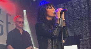 Lena riss das Publikum mit ihrer Nena-Double-Show sofort mit.