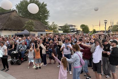 Keine 99, aber trotzdem schön: Während das Publikum Nenas erfolgreichsten Song begeistert feierte, schwebten große Luftballons über den Nystedplatz.