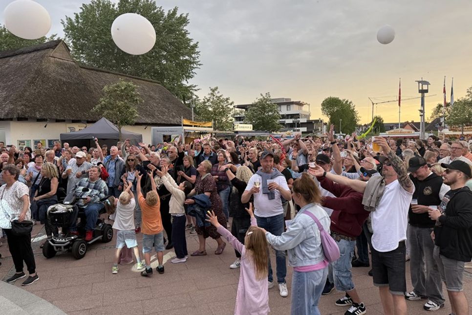 Keine 99, aber trotzdem schön: Während das Publikum Nenas erfolgreichsten Song begeistert feierte, schwebten große Luftballons über den Nystedplatz.