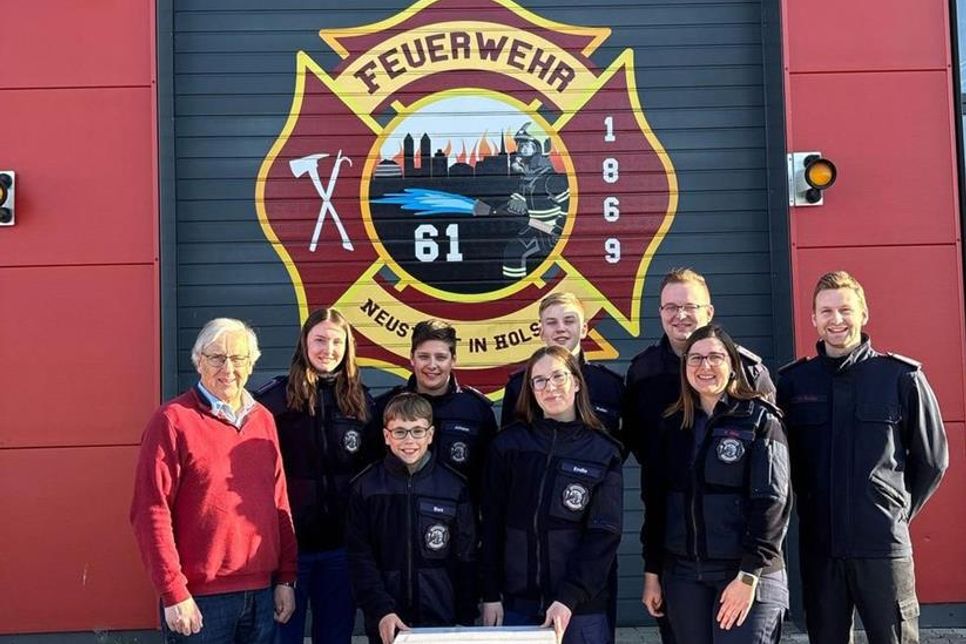 Jugendfeuerwehrwartin Vanessa Gisa mit Vertretern und Mitgliedern der Jugendfeuerwehr sowie Kassenwart Jürgen von Schassen.