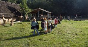 Kämpfen wie die alten Wikinger, die Kinder tauchten an verschiedenen Stationen in das Leben vergangener Jahrhunderte ein.