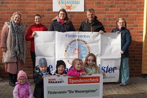 Der Förderverein „Die Wassergeister“ freut sich gemeinsam mit den Kita-Kindern über die Unterstützung aus der Nachbarschaft.