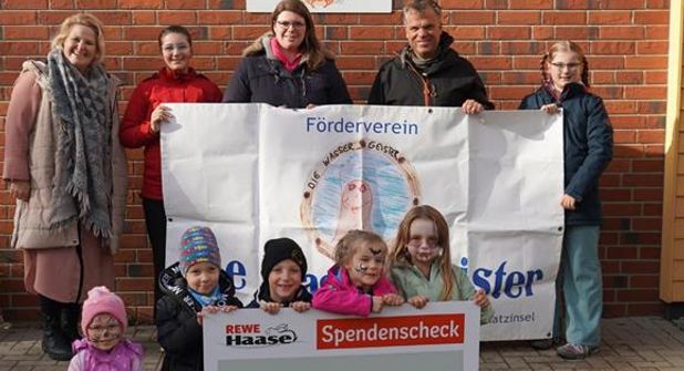 Der Förderverein „Die Wassergeister“ freut sich gemeinsam mit den Kita-Kindern über die Unterstützung aus der Nachbarschaft.