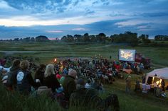 Ein Abend wie zu den Anfängen des Kinos: Das Wanderkino lädt zum gemeinsamen Filmabend ein.