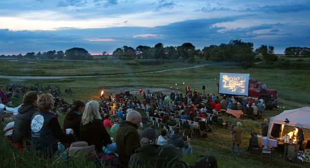Ein Abend wie zu den Anfängen des Kinos: Das Wanderkino lädt zum gemeinsamen Filmabend ein.