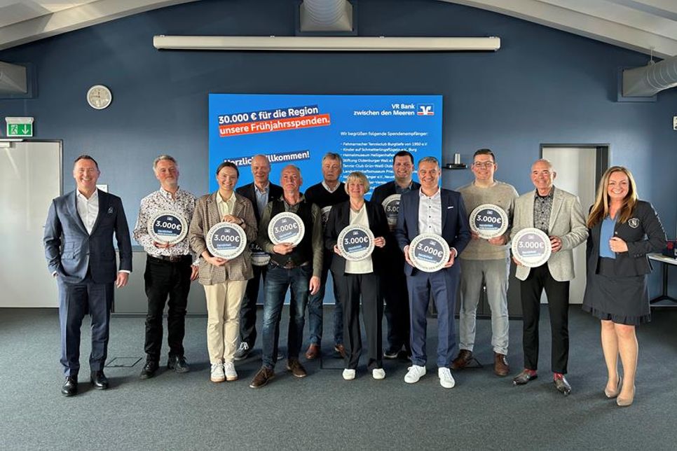 Lars Nissen (lks.), Co-Vorstandssprecher, und Anna Wiatrok (re.), Leiterin Marketing / Kommunikation, bei der Übergabe der Frühjahrsspenden.