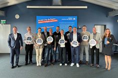Lars Nissen (lks.), Co-Vorstandssprecher, und Anna Wiatrok (re.), Leiterin Marketing / Kommunikation, bei der Übergabe der Frühjahrsspenden.