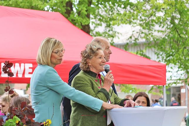 LKSH Präsidentin Ute Volquardsen, Landwirtschaftsstaatsekretärin Anne Benett-Sturies und Bauernverbandspräsident Klaus-Peter Lucht eröffneten die Veranstaltung auf dem Lindenplatz.