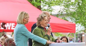 LKSH Präsidentin Ute Volquardsen, Landwirtschaftsstaatsekretärin Anne Benett-Sturies und Bauernverbandspräsident Klaus-Peter Lucht eröffneten die Veranstaltung auf dem Lindenplatz.