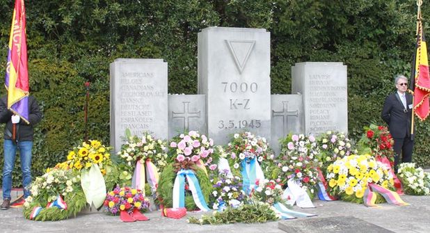 Die Gedenkstunde mit Kranzniederlegungen findet auf dem Cap-Arcona Ehrenfriedhof am Stutthofweg statt.