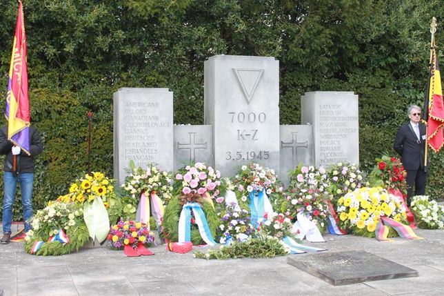 Die Gedenkstunde mit Kranzniederlegungen findet auf dem Cap-Arcona Ehrenfriedhof am Stutthofweg statt.