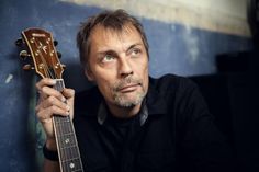 Georgie Carbutler spielt in der Almhütte auf der Wiese Uferstraße.