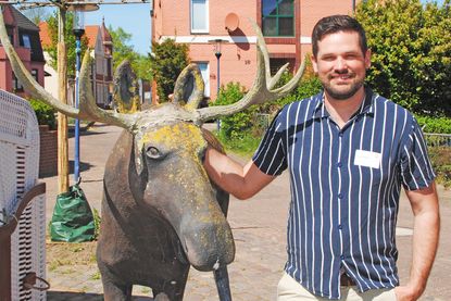 Diesen Elch brachte die Gemeinde Älvdalen anlässlich des 30-jährigen Geburtstages der Partnerschaft 2005 mit. Björn Tegnér ist stolz auf das Gastgeschenk. Denn sein Onkel Ulf hatte es erschaffen.