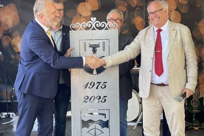 Mit einem herzlichen Handschlag bekräftigten die Bürgermeister aus Schönberg (Peter Kokocinski, l.) und Älvdalen (Peter Egardt, r.) beim Maibaumfest die Partnerschaft ihrer Gemeinden.