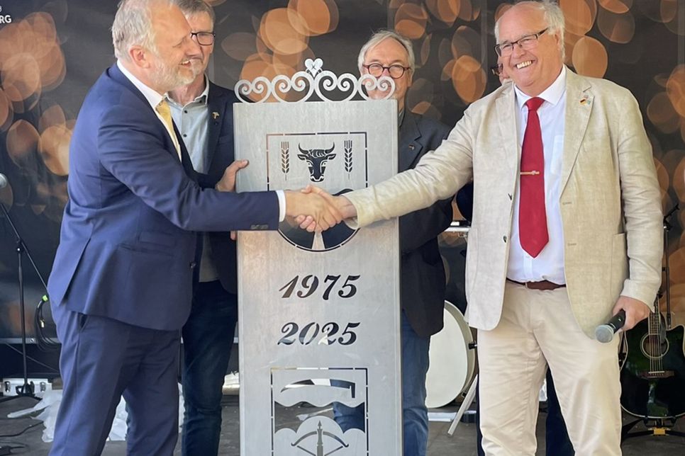 Mit einem herzlichen Handschlag bekräftigten die Bürgermeister aus Schönberg (Peter Kokocinski, l.) und Älvdalen (Peter Egardt, r.) beim Maibaumfest die Partnerschaft ihrer Gemeinden.