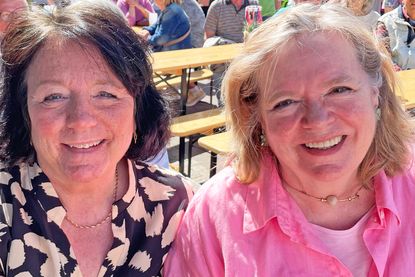 Petra Hermansson (l.) und Carina Källström aus Älvdalen loben den außergewöhnlich freundlichen Grundton der Partnerschaft.