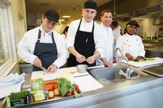 Fernsehkoch Volker Fuhrwerk (2. v. re.) schaute den Schülerinnen und Schülern über die Schulter, darunter auch Julius Zink, Felix Martensen und Melody Rice (v. lks.)